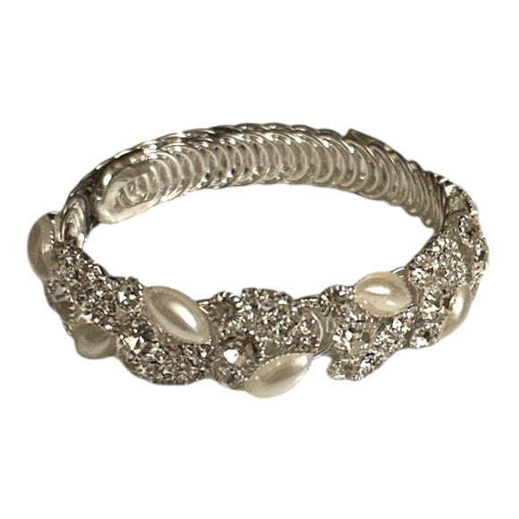 Vintage-Style Pearl & Crystal Stretch Bracelet - Picture 1 of 5